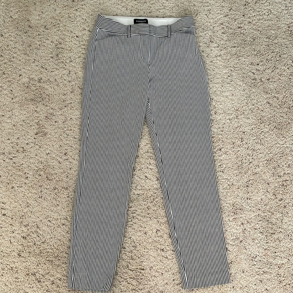 Express columnist ankle mid rise pants. Size 2. Great condition
